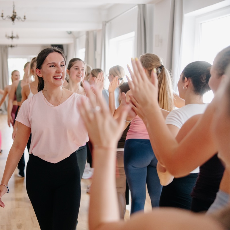 Grupa podczas dynamicznego treningu fitness